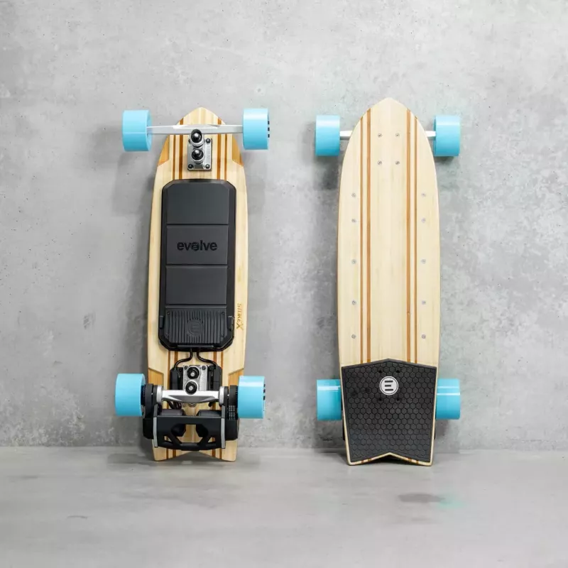 Skateboard électrique Evolve Stoke X offrant une vitesse maximale de 42 km/h et une puissance de 6000W