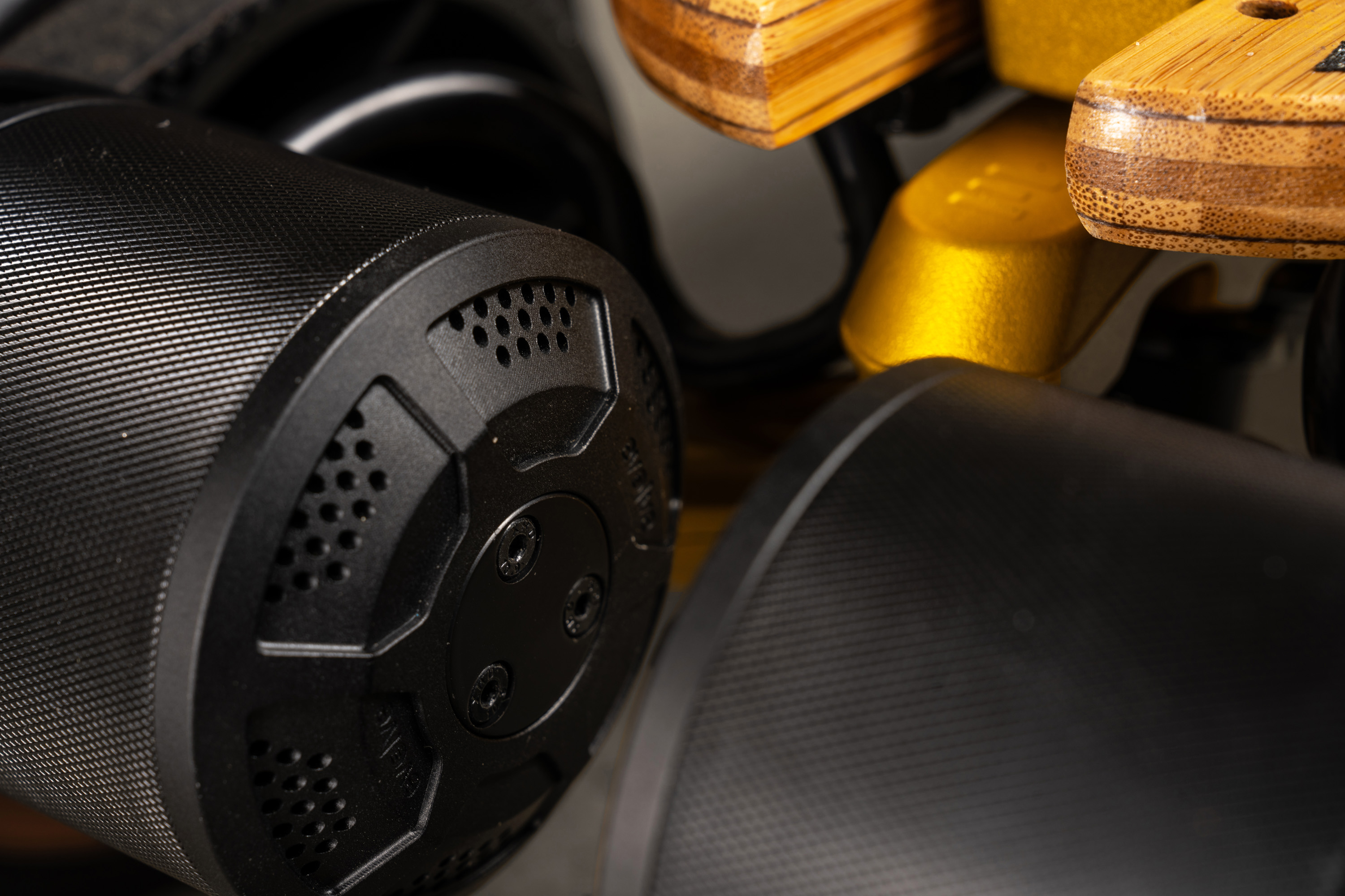 Moteurs 6368 Custom Brushless 3000W de Evolve Fusion, offrant une puissance totale de 6000W pour des accélérations franches et une conduite réactive