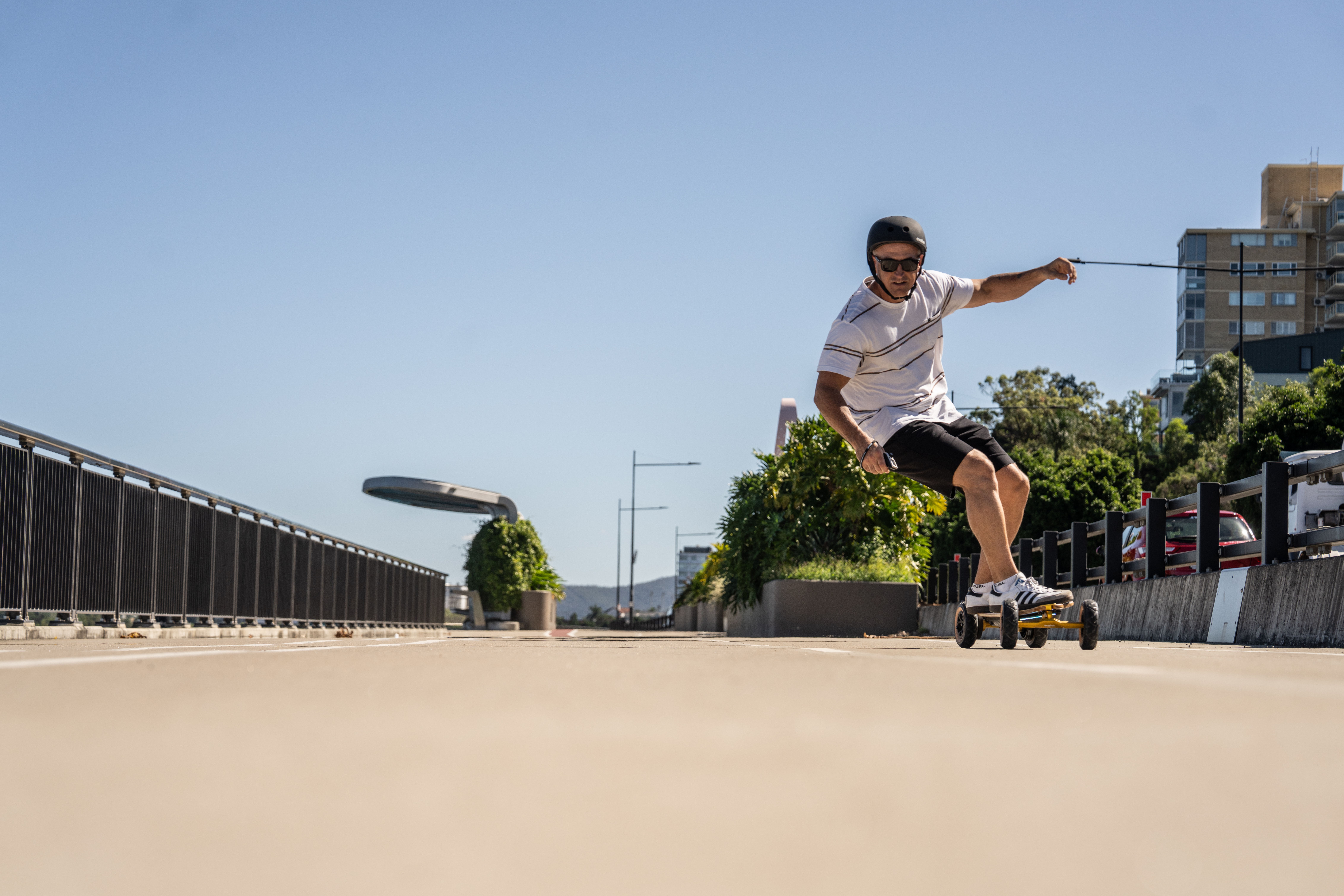Skateboard électrique Evolve Fusion avec rider sur une piste urbaine, offrant performance et confort