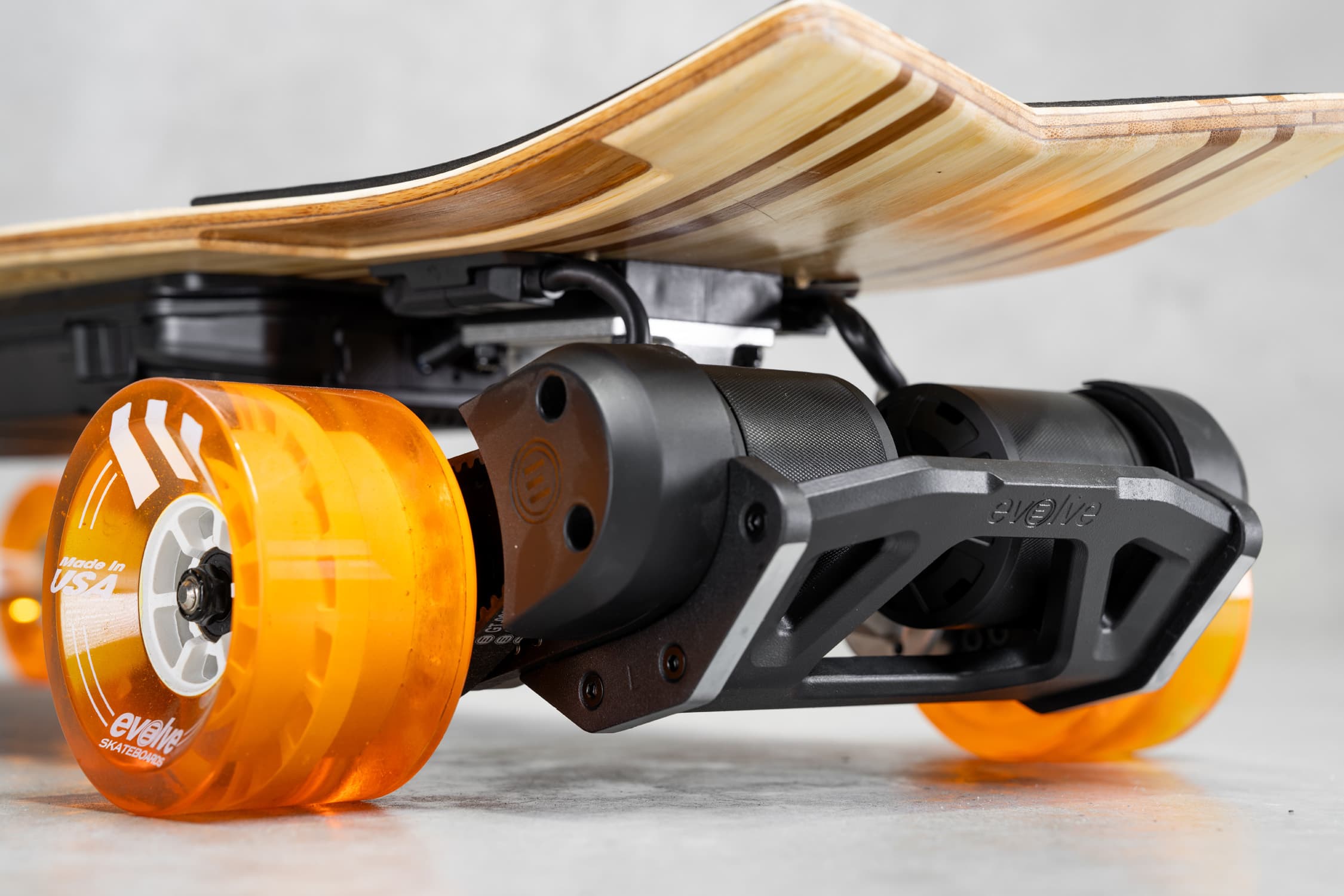 Moteurs brushless 6368 de 3000W du Evolve Stoke X, offrant une puissance totale de 6000W pour des accélérations rapides et un contrôle précis