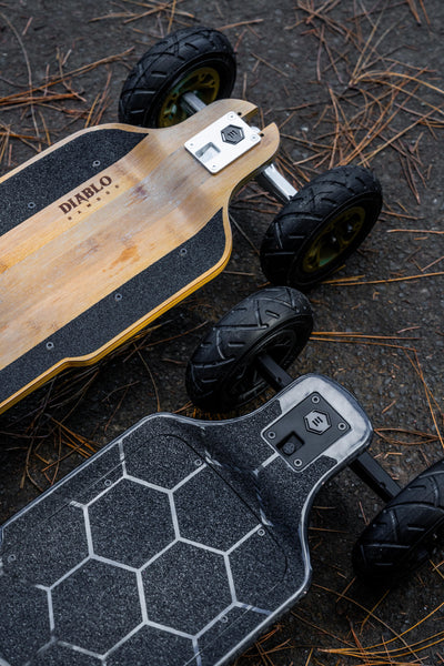 Deux e-skates de la gamme Diablo (Bamboo & Carbon)